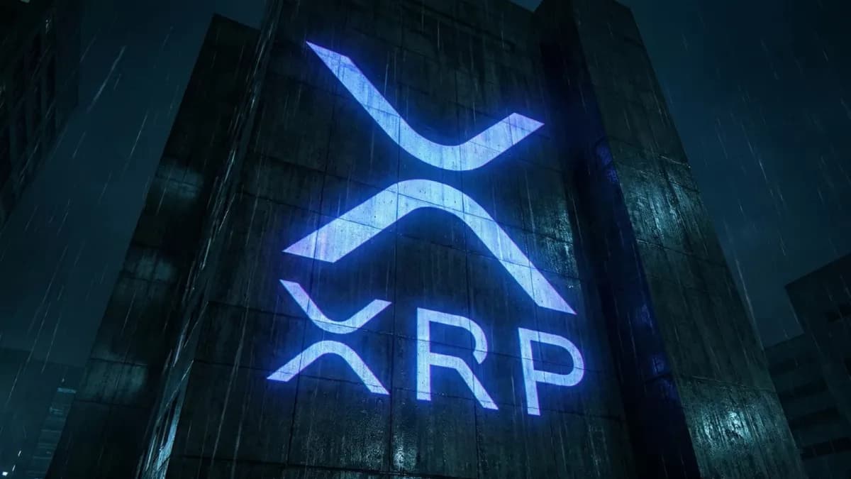 XRP’de uzun vadeli yükselen destek ile kesişen $0,90 seviyesi piyasada yakından izleniyor